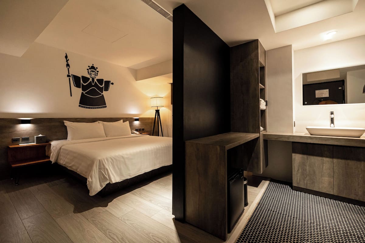 Deluxe Double Room, 1 King Bed | Premium bedding, desk, free WiFi, bed sheets