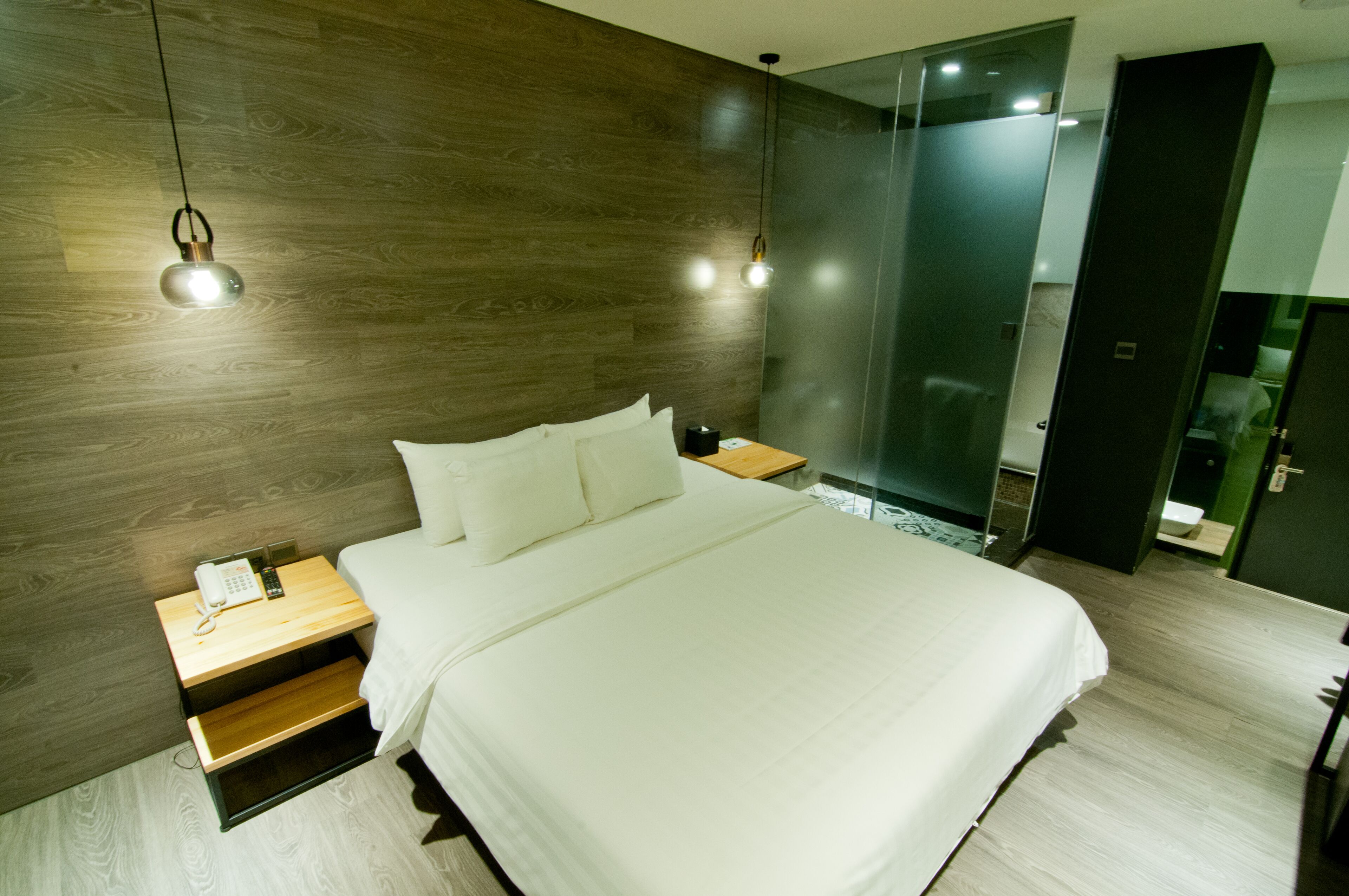 exclusive double room, 1 king bed, bathtub | premium bedding, desk, free wifi, bed sheets