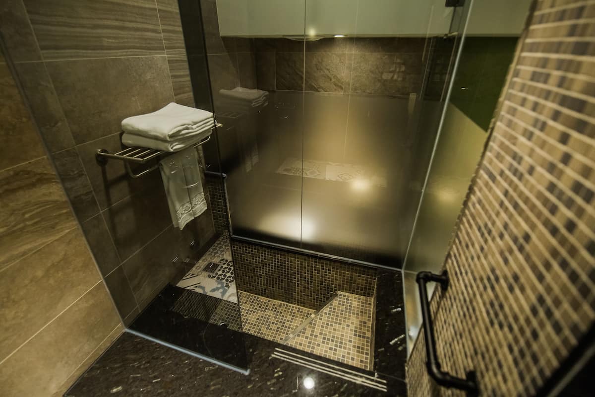 exclusive double room, 1 king bed, bathtub | deep-soaking bathtub