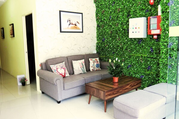 Interior entrance - Greendili Backpackers Hostel (Singapore)