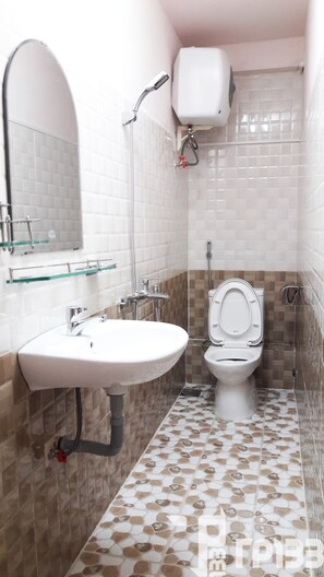 Phòng dành cho gia đình | Phòng tắm | Buồng tắm vòi sen, dép đi trong nhà, khăn tắm 