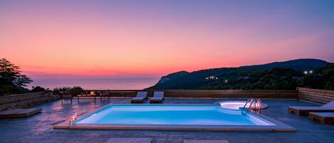 Hồ bơi ngoài trời phục vụ theo mùa, hồ bơi vô cực