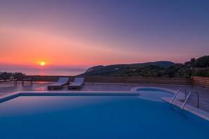 Seasonal outdoor pool, an infinity pool, pool umbrellas, sun loungers - Villa Nina (Zakynthos)