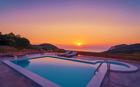 Seasonal outdoor pool, an infinity pool, pool umbrellas, sun loungers - Villa Nina (Zakynthos)