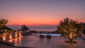 Seasonal outdoor pool, an infinity pool, pool umbrellas, sun loungers - Villa Nina (Zakynthos)