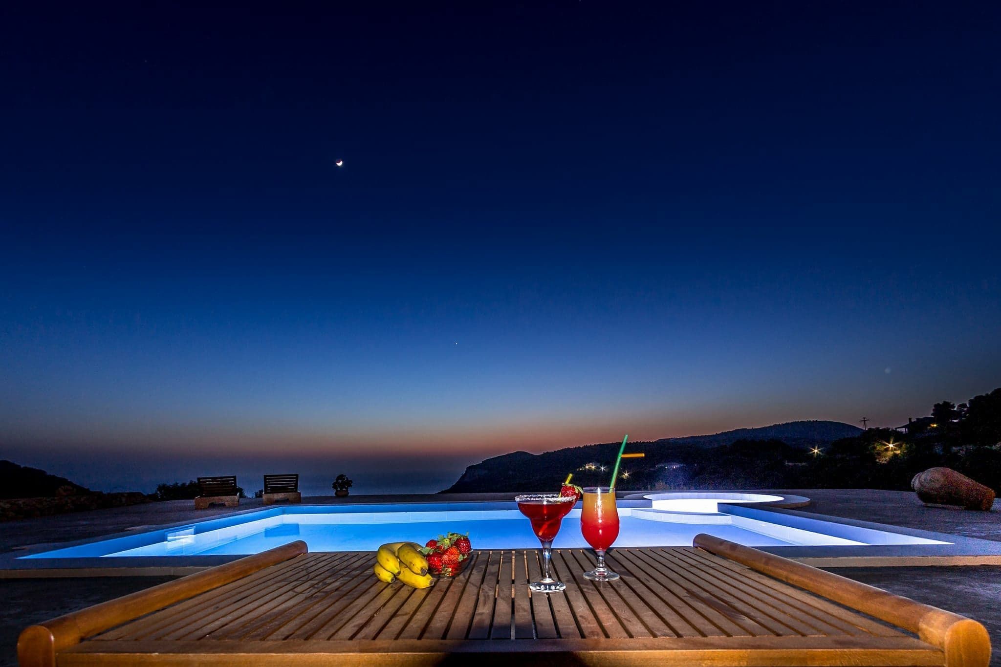 Seasonal outdoor pool, an infinity pool, pool umbrellas, sun loungers