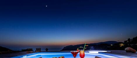 季节性开放的室外游泳池,无边泳池,池畔遮阳伞,日光浴躺椅