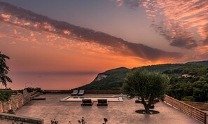 Seasonal outdoor pool, an infinity pool, pool umbrellas, sun loungers - Villa Nina (Zakynthos)