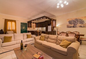 Villa, 6 camere da letto, piscina privata | Area soggiorno | TV al plasma, caminetto, console per videogiochi, lettore DVD