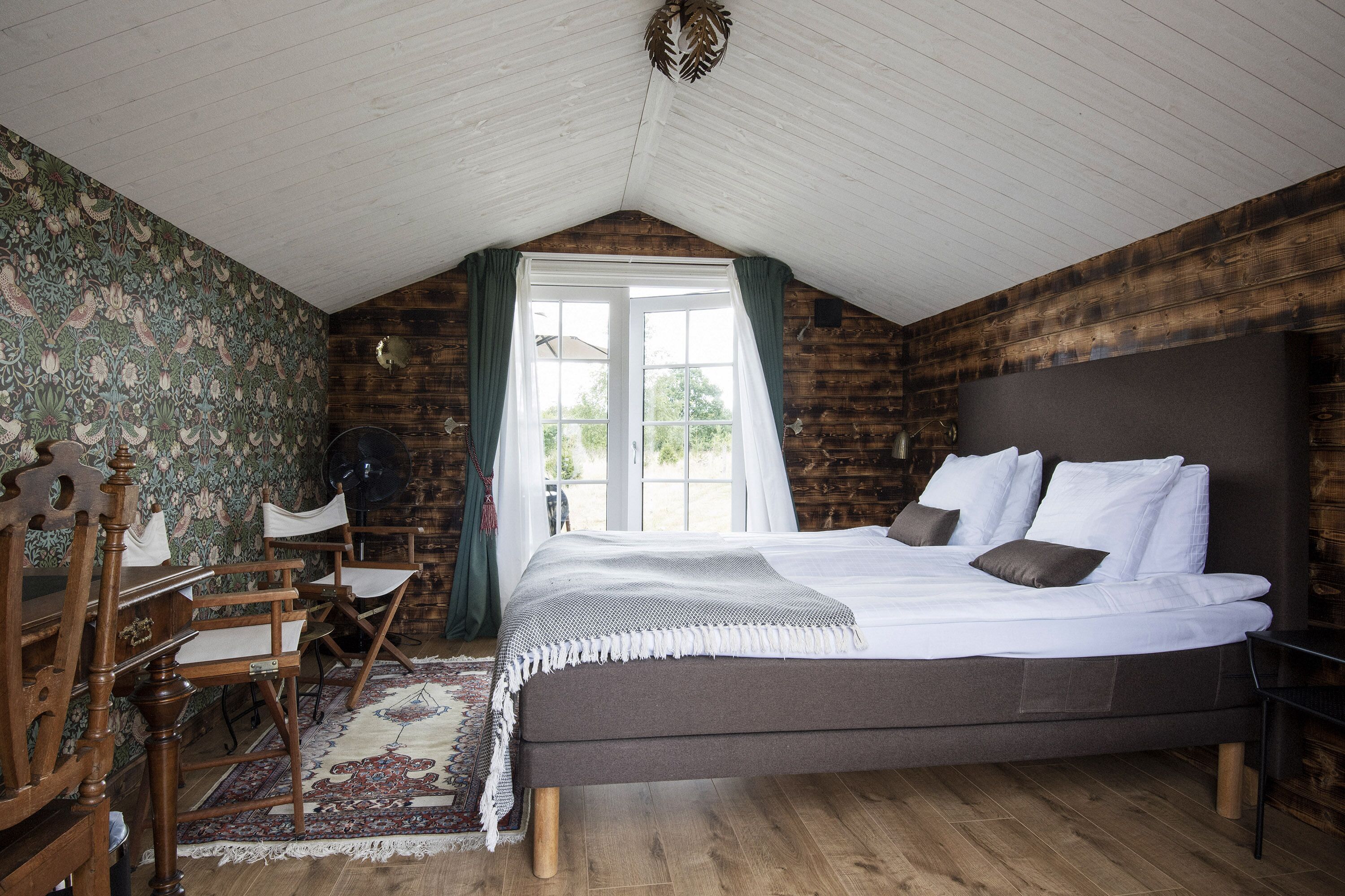 cabin - shared bathroom | egyptian cotton sheets, premium bedding, individually decorated