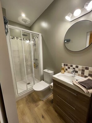 Klassieke tweepersoonskamer | Badkamer | Een douche, gratis toiletartikelen, een haardroger, handdoeken