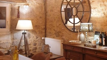 Menyajikan masakan lokal