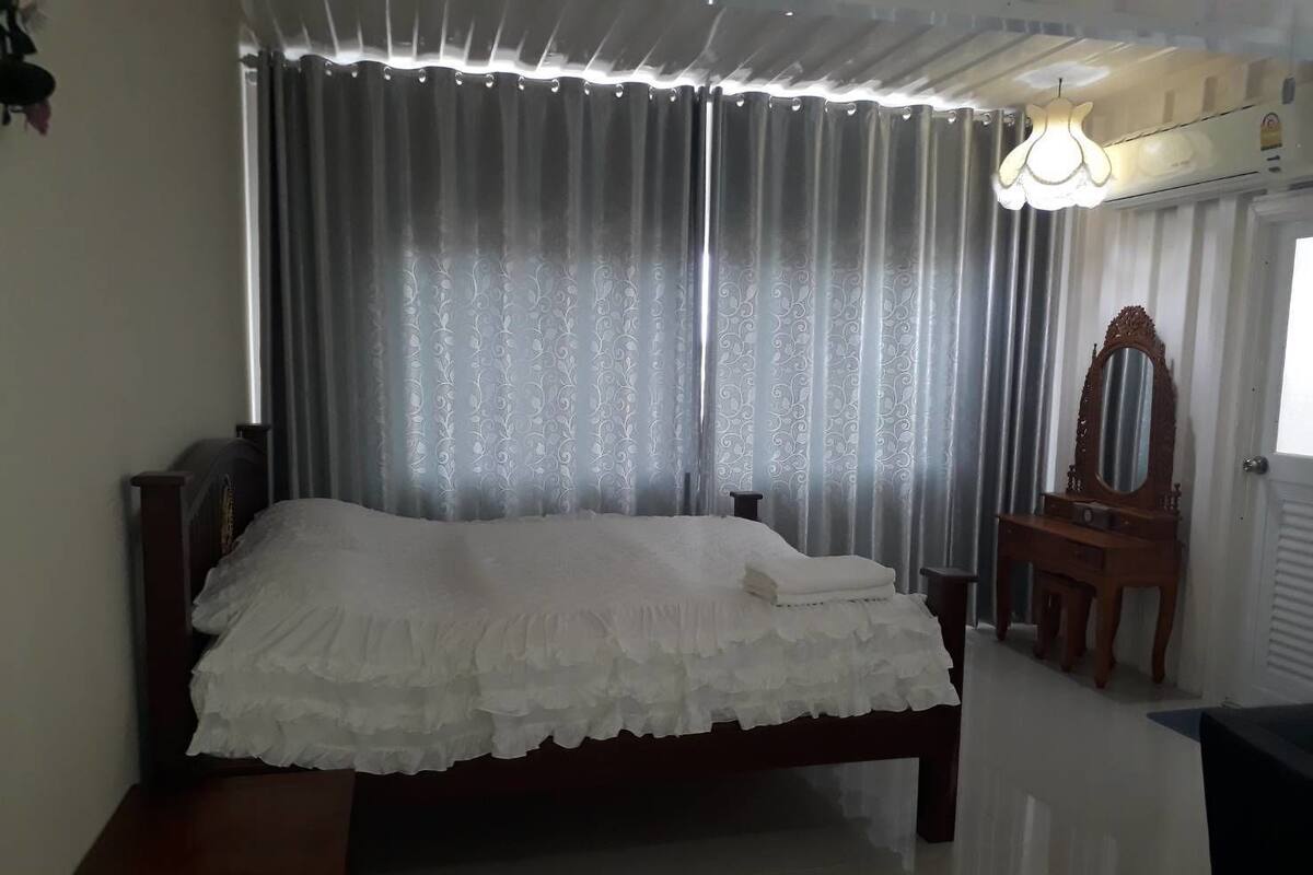 VIP Room | Blackout curtains, soundproofing, free WiFi