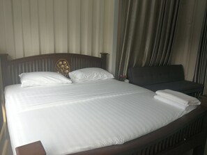 Standard Room | Blackout drapes, soundproofing, free WiFi - Farsai Homestay (Lop Buri)