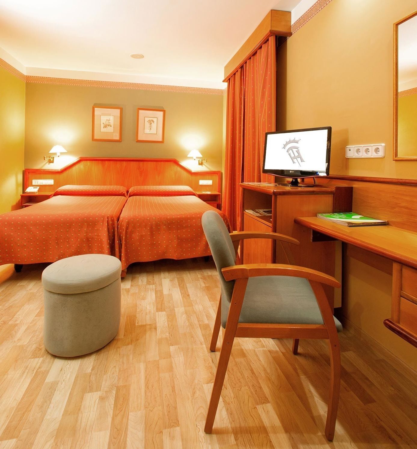 8 bedrooms, soundproofing, free WiFi, bed sheets