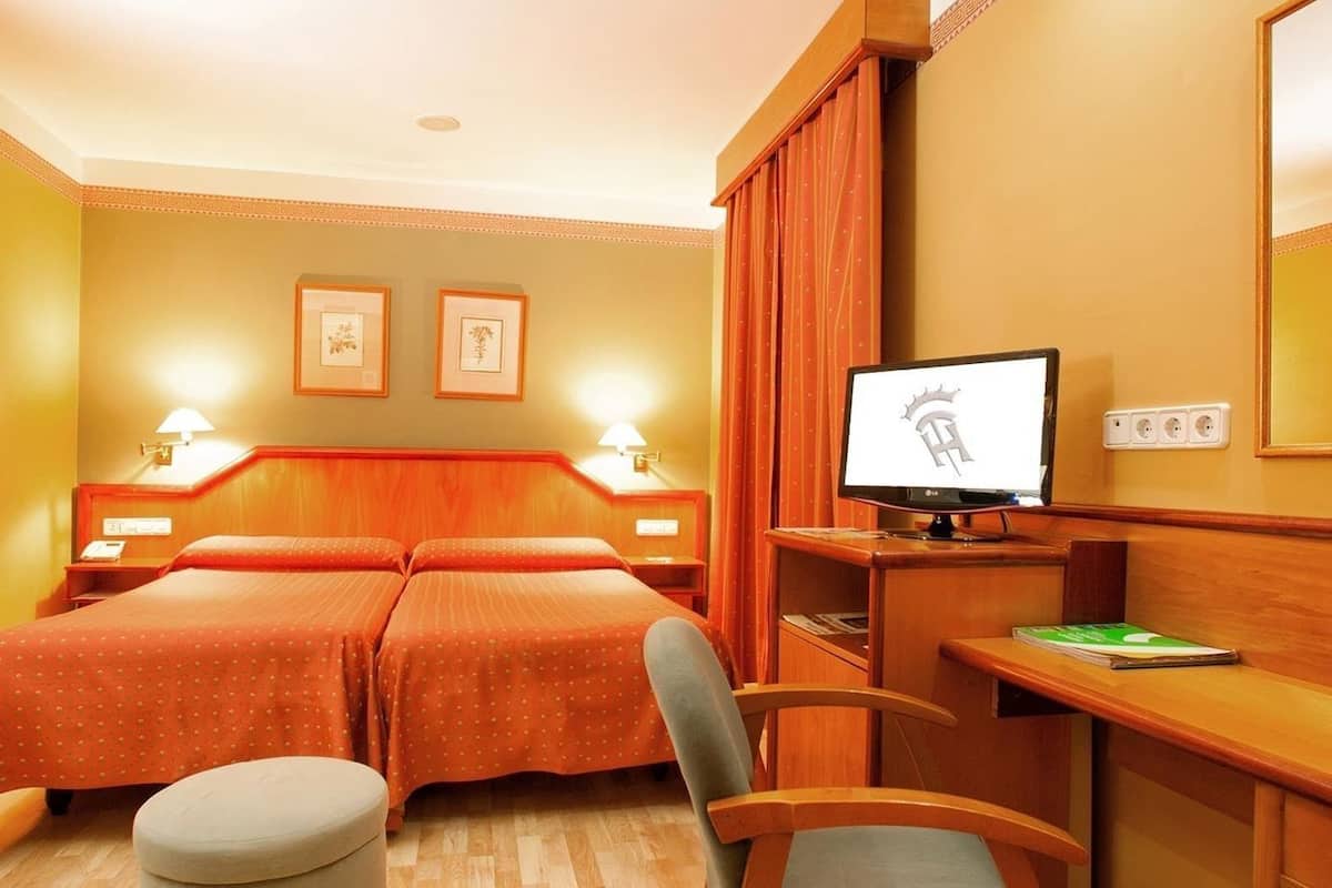 8 bedrooms, soundproofing, free WiFi, bed sheets