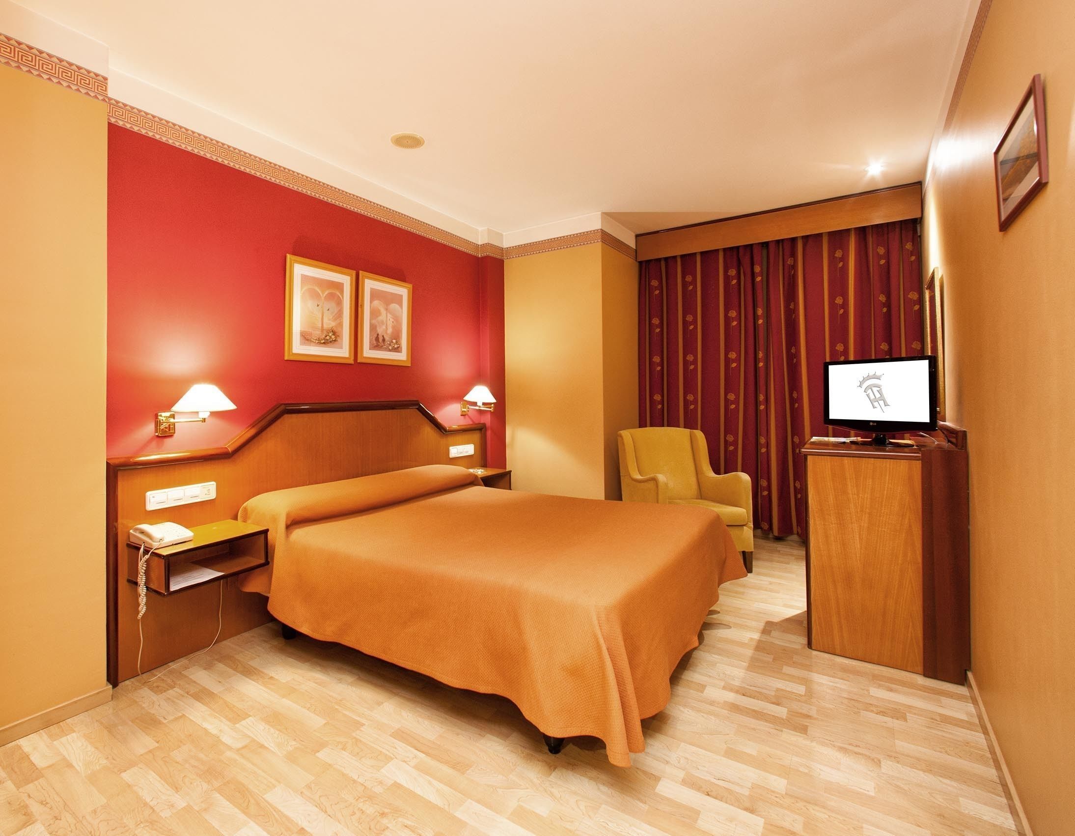 8 bedrooms, soundproofing, free WiFi, bed sheets