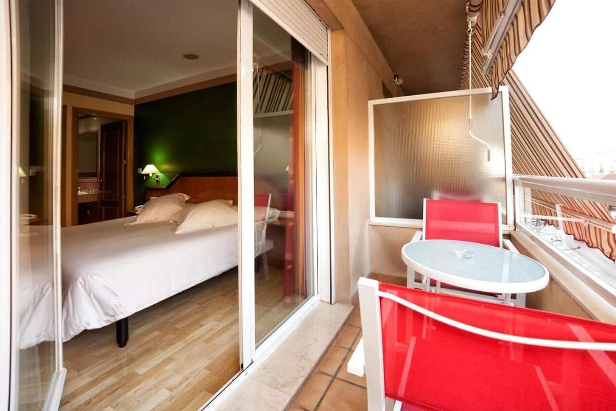 8 bedrooms, soundproofing, WiFi (free), bed sheets