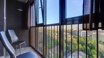 Standard-Apartment, 1 Queen-Bett | Balkon
