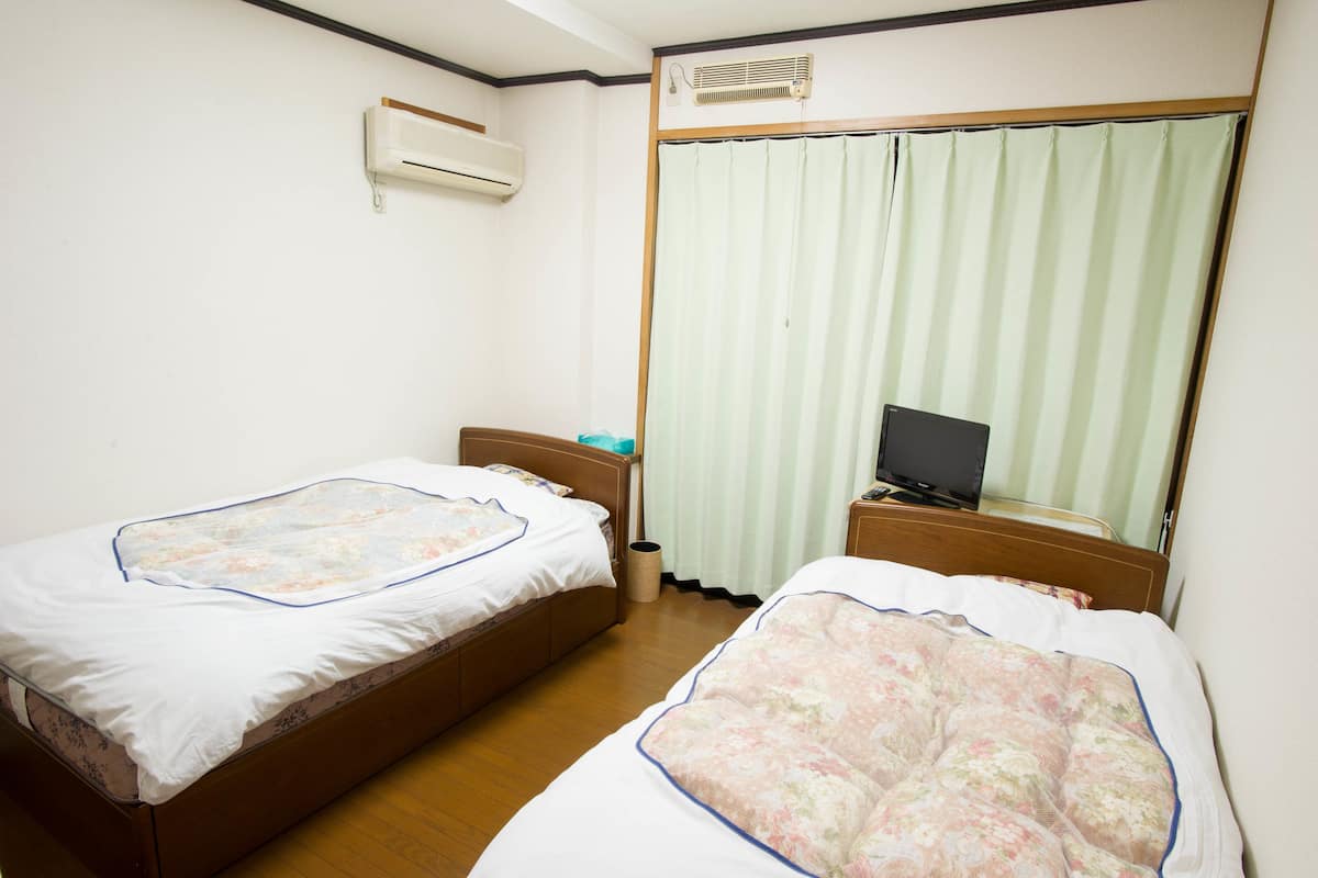 Caja de seguridad en la habitación y ropa de cama