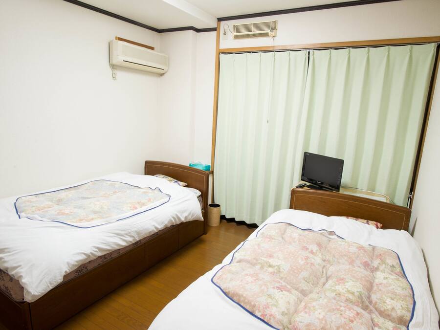 Chambre avec lits jumeaux, salle de bains commune | Coffres-forts dans les chambres, draps fournis