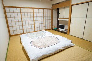 Caja de seguridad en la habitación y ropa de cama 