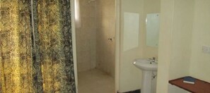 Quarto standard | Banheiro | Chuveiro, produtos de toalete grátis, chinelos, toalhas de banho