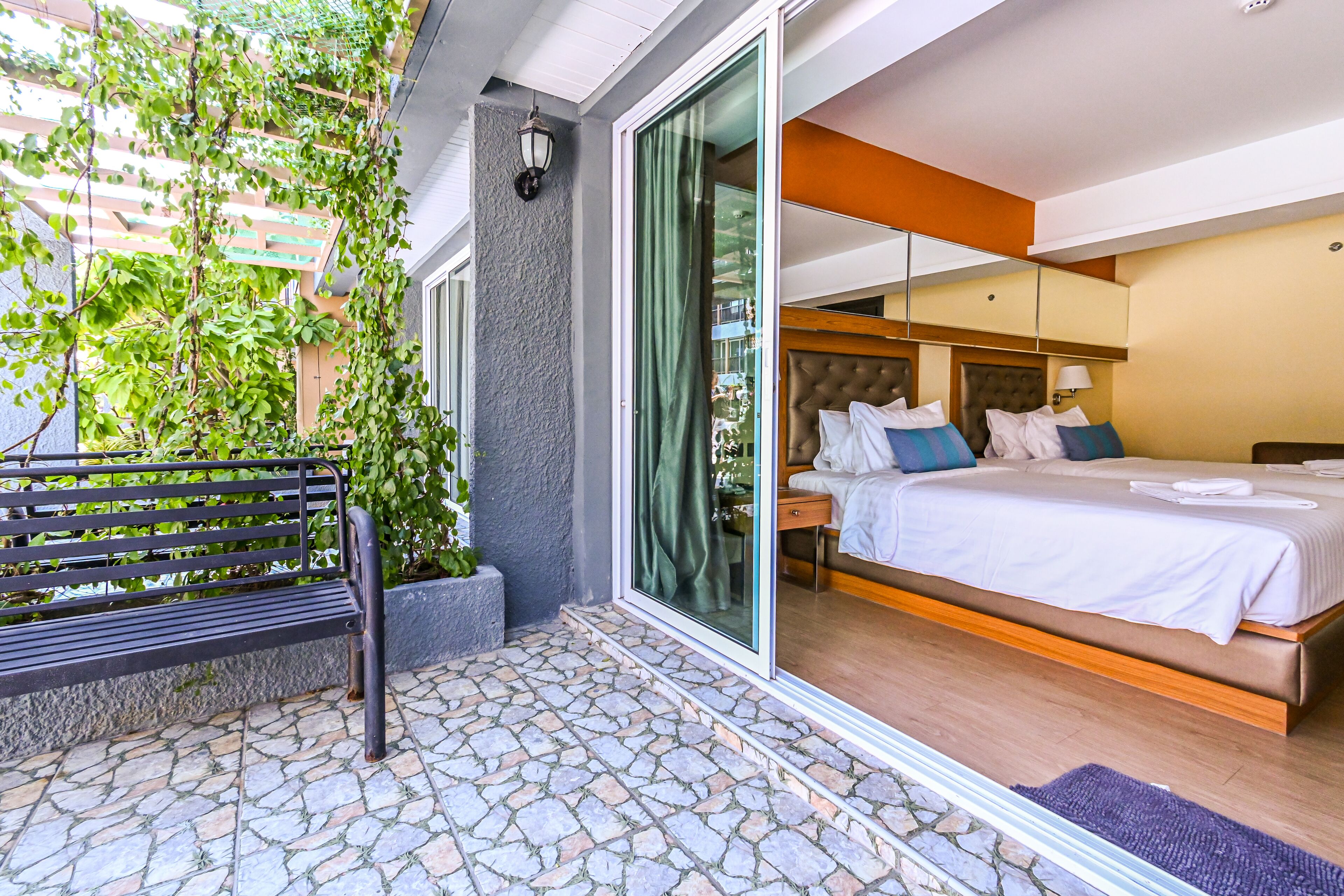 Deluxe Pool Access | Terrazza/patio