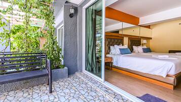 Deluxe Pool Access | Terrazza/patio