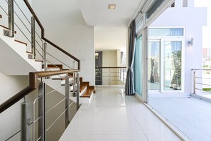 Golden Sea Pool Villa | Vardagsrum | Platt-tv