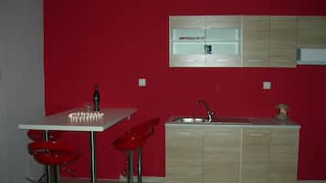 House, 1 Bedroom, Garden Area (Red) | Private kitchenette | Fridge, stovetop, coffee/tea maker, electric kettle