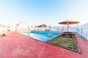Inomhuspool och utomhuspool