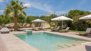 Outdoor pool, pool umbrellas, sun loungers