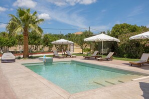 Outdoor pool, pool umbrellas, sun loungers - Villa Froso (Zakynthos)