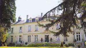 A large, stately building with multiple windows and a central entrance. - Château de Beaulieu (Saumur)