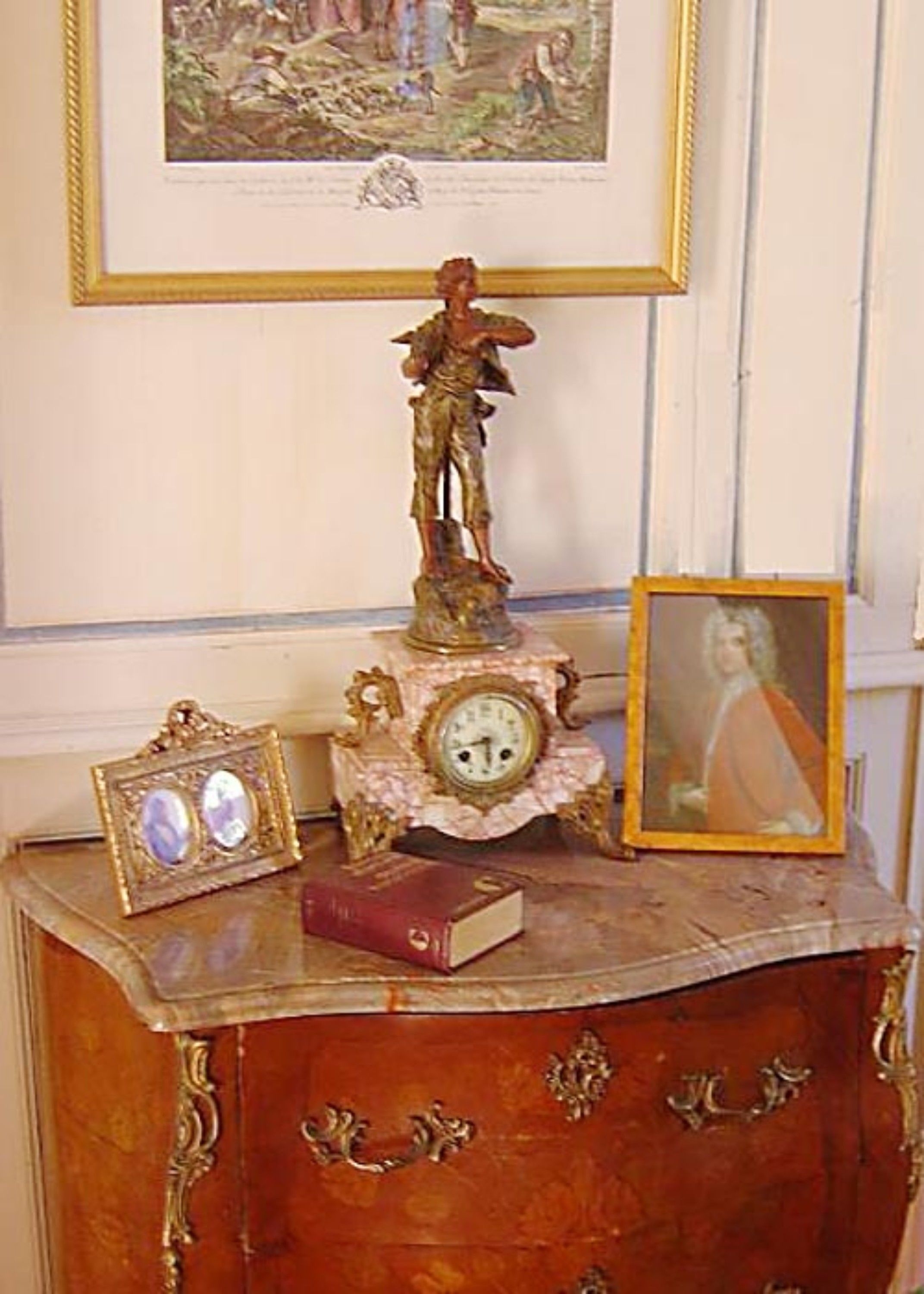Um armário de madeira com esculturas elaboradas e um relógio.
