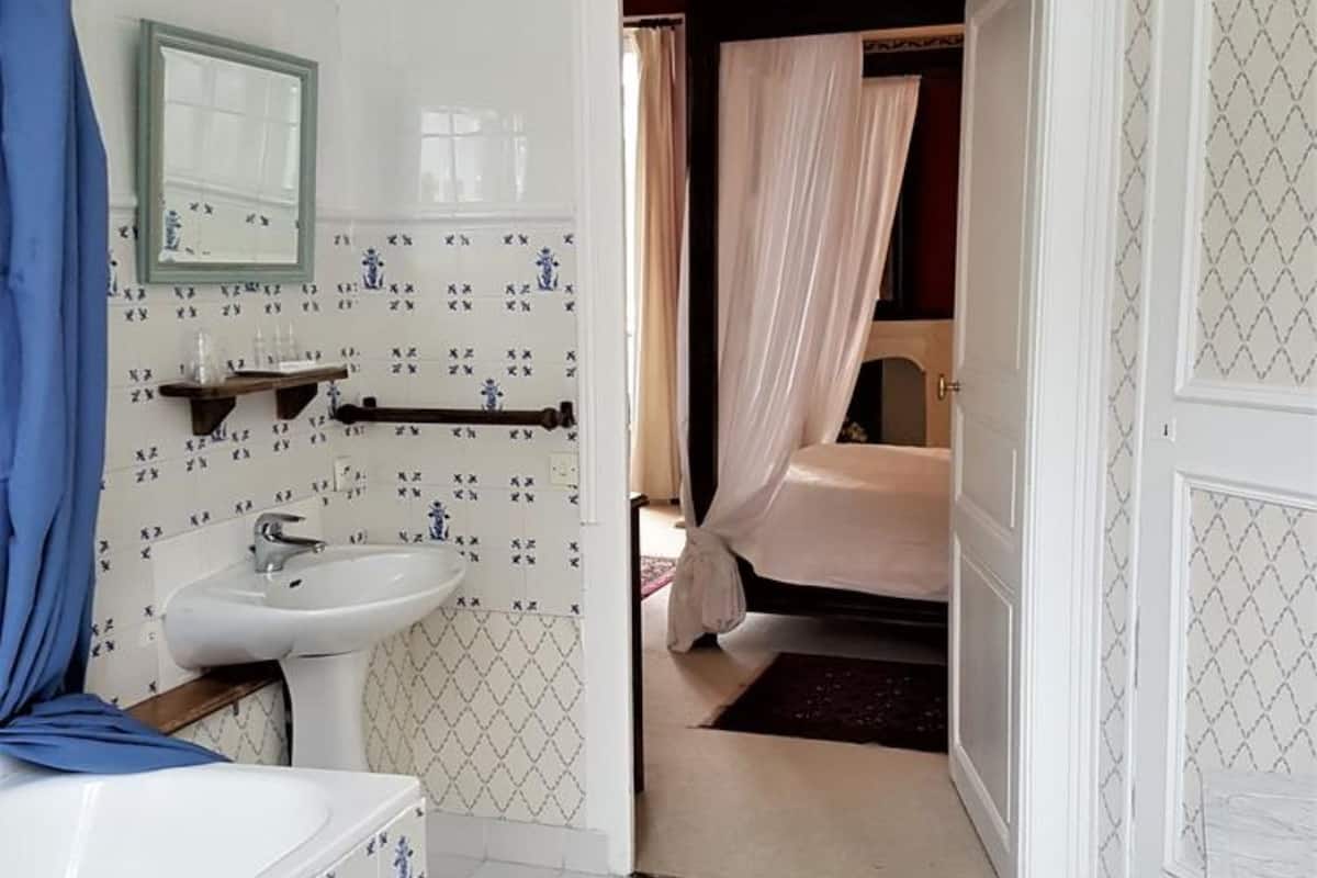 triple room | bathroom | free toiletries, hair dryer, towels