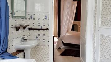 Triple Room | Bilik Mandi | Kelengkapan dandanan diri percuma, pengering rambut, tuala disediakan