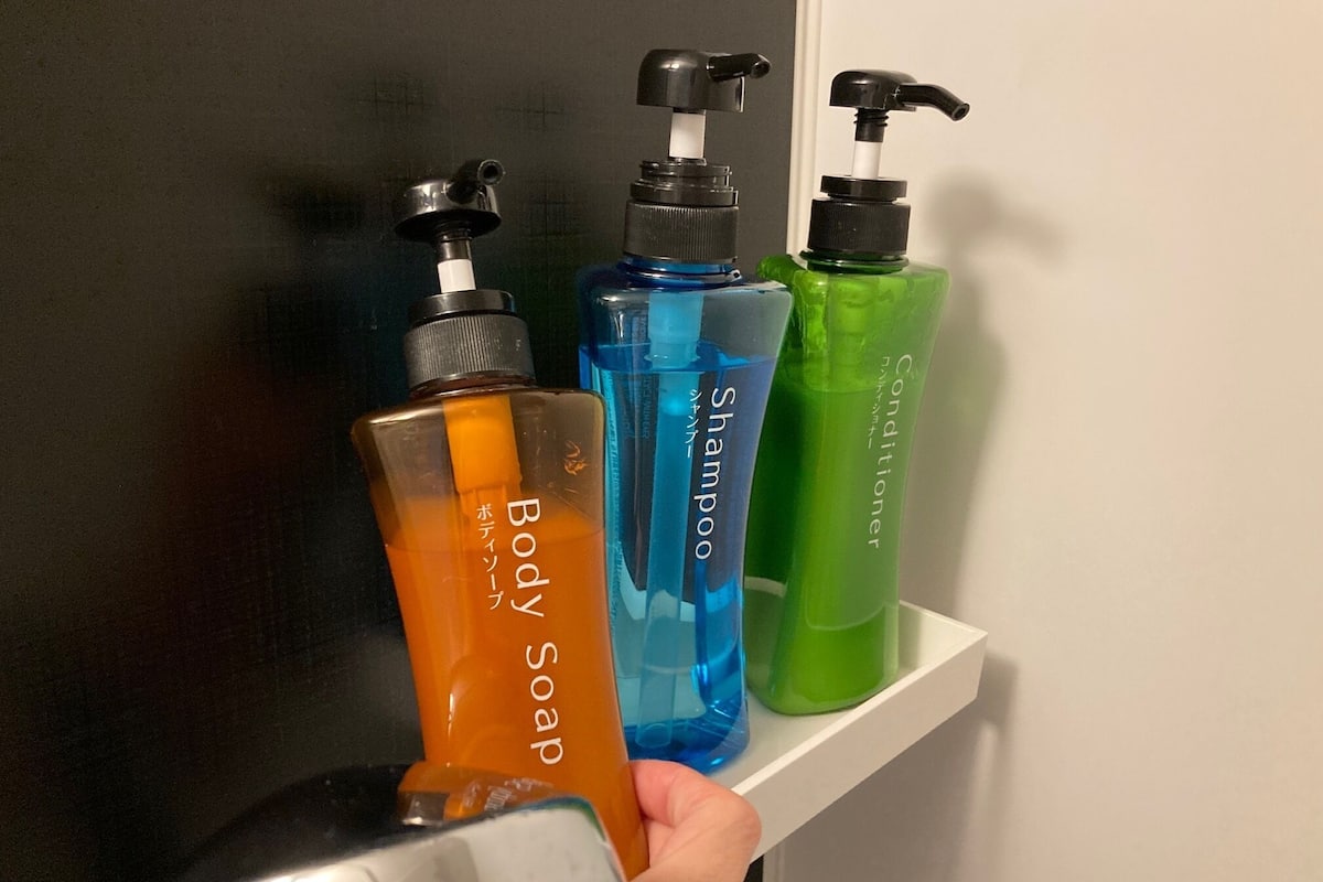 double room (no daily cleaning) | bathroom | combined shower/bathtub, free toiletries, hair dryer, bathrobes