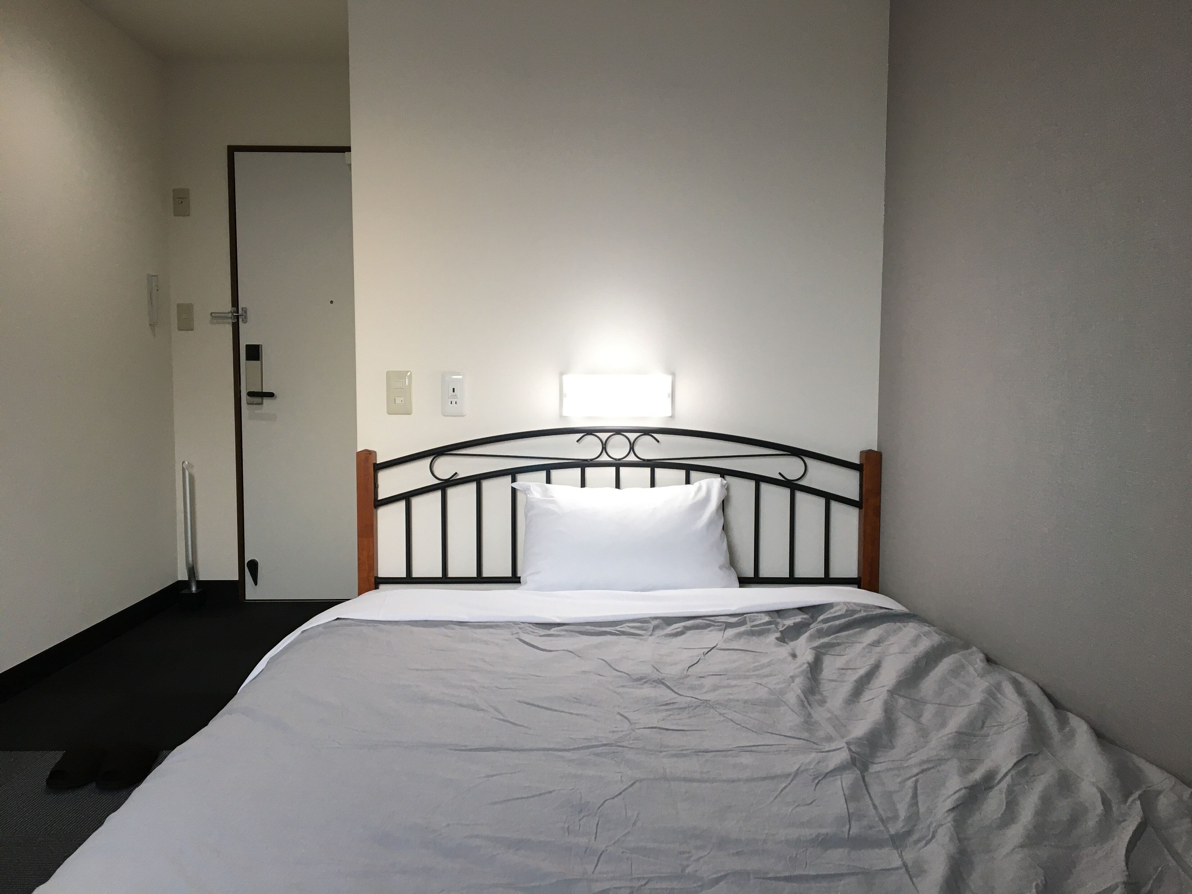 double room (no daily cleaning) | premium bedding, desk, laptop workspace, soundproofing