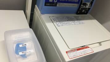 A front-loading washing machine with a control panel displaying various settings and a price tag of ¥200.