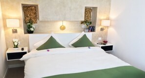 Desk, soundproofing, free WiFi, bed sheets