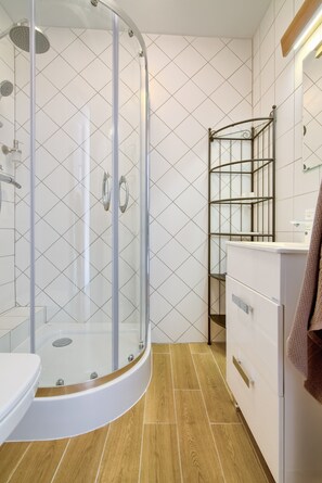 Comfort-Studio | Badezimmer | Dusche, kostenlose Toilettenartikel, Haartrockner, Handtücher