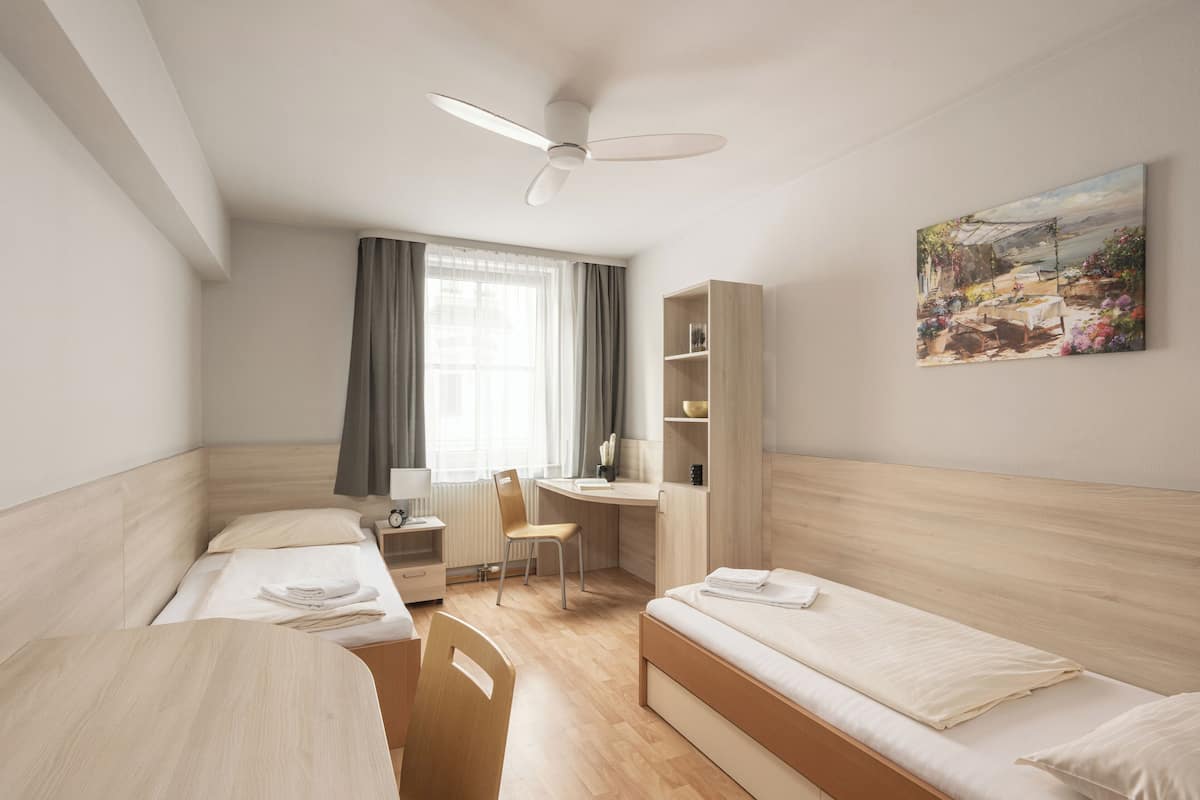 Twin kamer | Een kluis op de kamer, een bureau, een strijkplank/strijkijzer