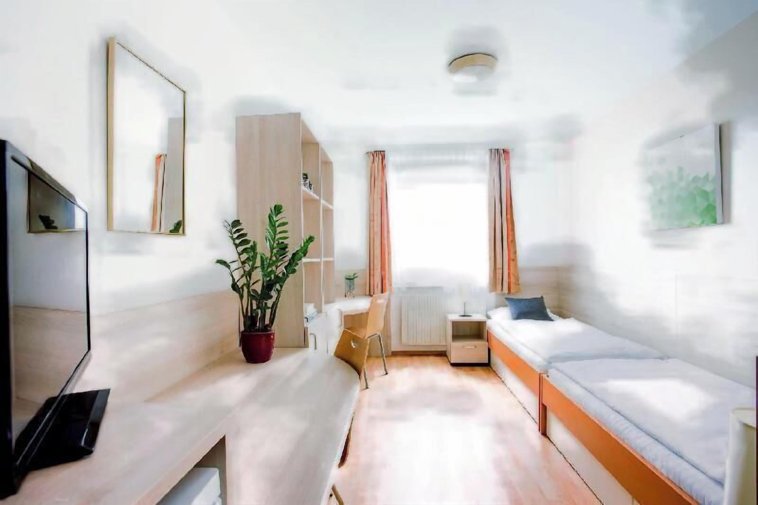 Een kluis op de kamer, een bureau, een laptopwerkplek