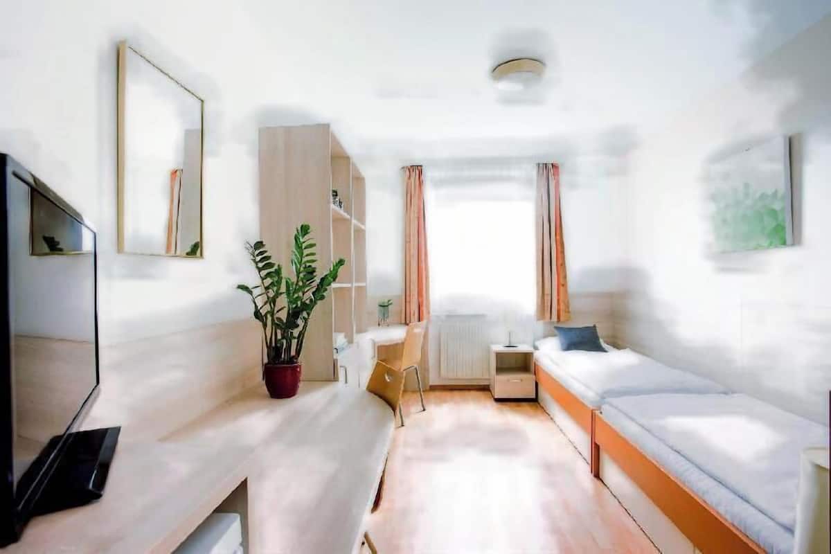 Cofres nos quartos, escrivaninha, espaço de trabalho para notebook