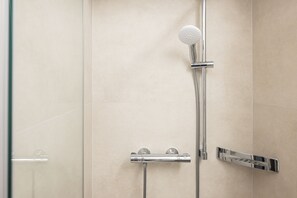 Shower, free toiletries, hair dryer, towels - myNext - Hotel Rudy (Vienna)