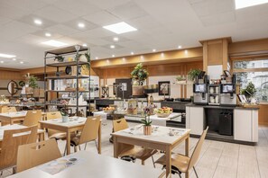 每日供應吃到飽早餐 (每人 EUR16)