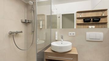 Dusche, kostenlose Toilettenartikel, Haartrockner, Handtücher