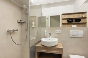 Shower, free toiletries, hair dryer, towels - myNext - Hotel Rudy (Vienna)